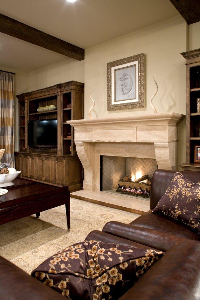 Idee per un soggiorno classico con pareti beige, camino classico e TV autoportante