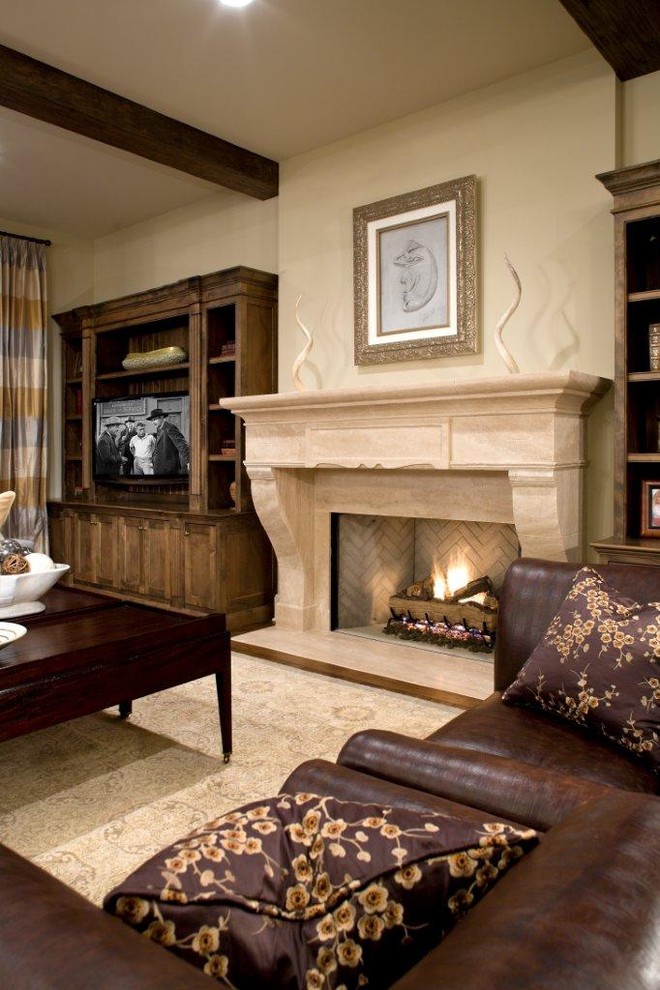 Immagine di un soggiorno chic con pareti beige, camino classico, TV autoportante e tappeto