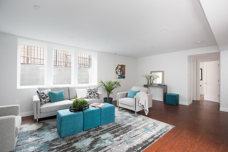 Großes, Offenes Modernes Wohnzimmer mit weißer Wandfarbe, Korkboden und braunem Boden in Boston