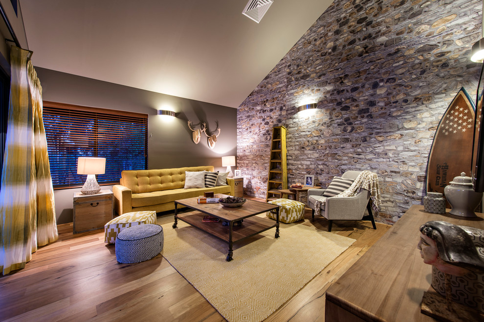 Идея дизайна: гостиная комната в морском стиле с светлым паркетным полом, телевизором на стене, серыми стенами и красивыми шторами без камина