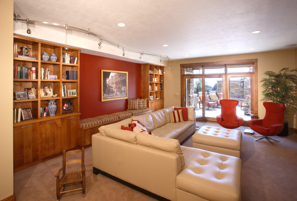 Diseño de sala de estar con biblioteca abierta actual grande con paredes rojas, moqueta y suelo marrón