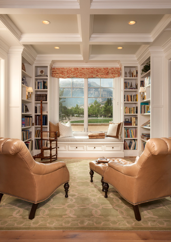 Foto de sala de estar con biblioteca cerrada tradicional de tamaño medio sin chimenea con suelo de madera en tonos medios y suelo marrón