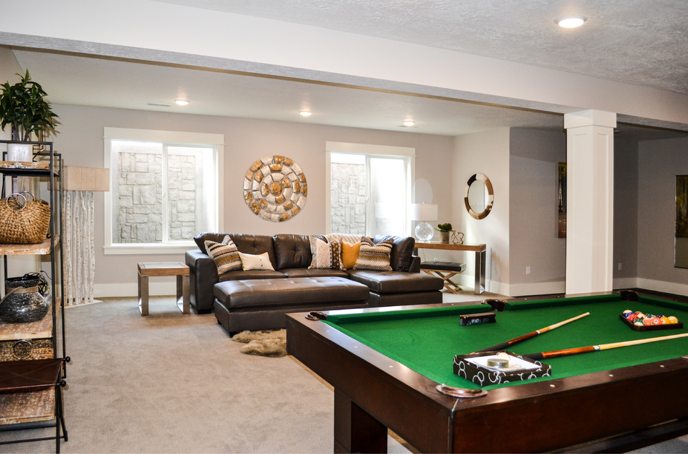 Foto di un soggiorno classico di medie dimensioni e aperto con sala giochi, pareti grigie e moquette
