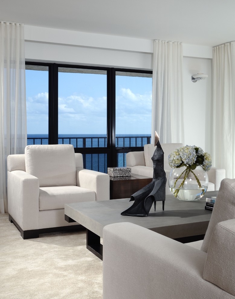 Imagen de sala de estar abierta actual grande sin chimenea con paredes blancas, moqueta, televisor colgado en la pared y suelo beige