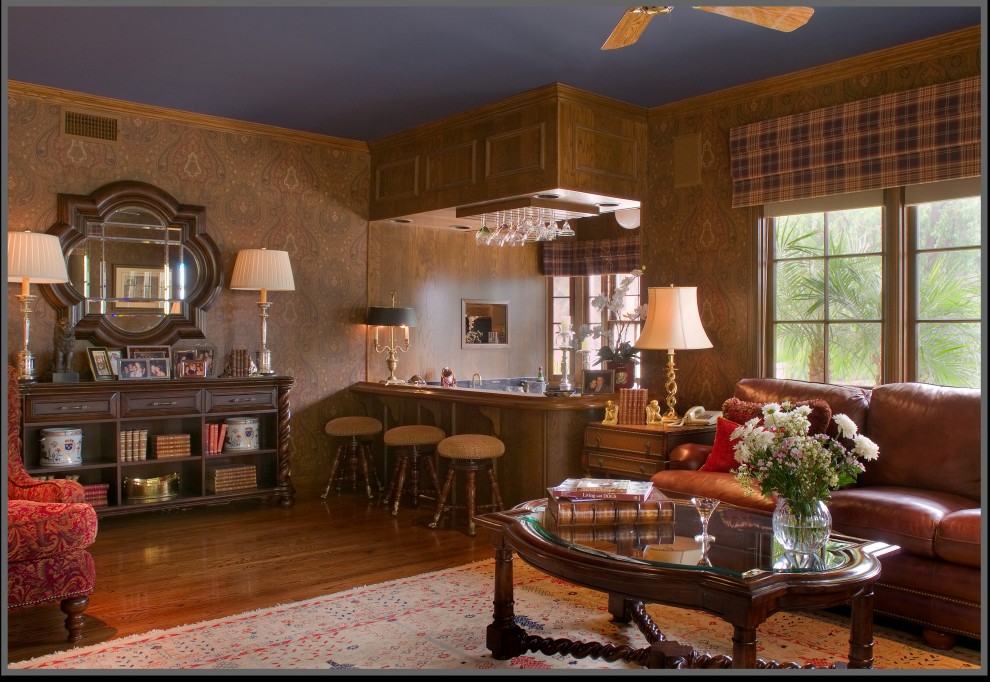 Inspiration pour une salle de séjour traditionnelle avec un mur marron et parquet foncé.