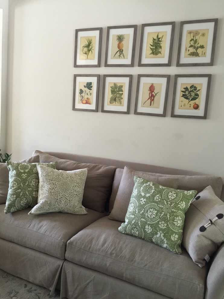 Modelo de sala de estar abierta exótica de tamaño medio con paredes verdes y suelo de madera en tonos medios