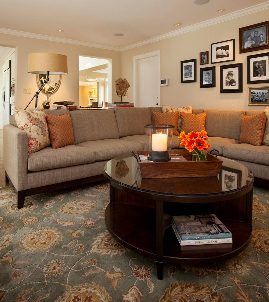 Mittelgroßes, Offenes Klassisches Wohnzimmer mit beiger Wandfarbe, braunem Holzboden, Kamin, Kaminumrandung aus Stein und Multimediawand in San Francisco