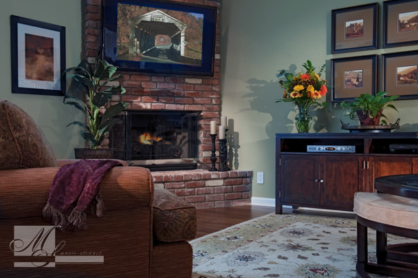 Bild på ett mellanstort vintage allrum med öppen planlösning, med gröna väggar, mörkt trägolv, en öppen hörnspis, en spiselkrans i tegelsten, TV i ett hörn och brunt golv