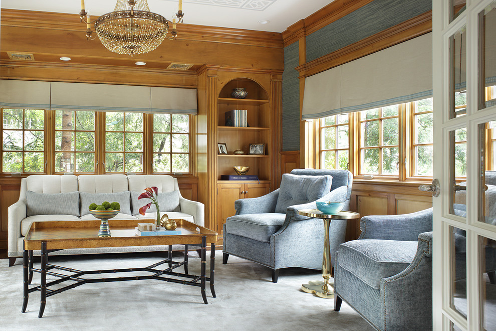 Пример оригинального дизайна: изолированная гостиная комната среднего размера в классическом стиле с с книжными шкафами и полками, коричневыми стенами, ковровым покрытием и синим полом без камина, телевизора