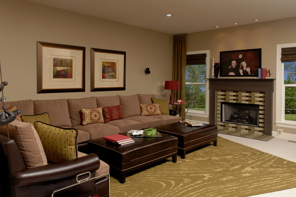 Foto de sala de estar clásica con marco de chimenea de baldosas y/o azulejos