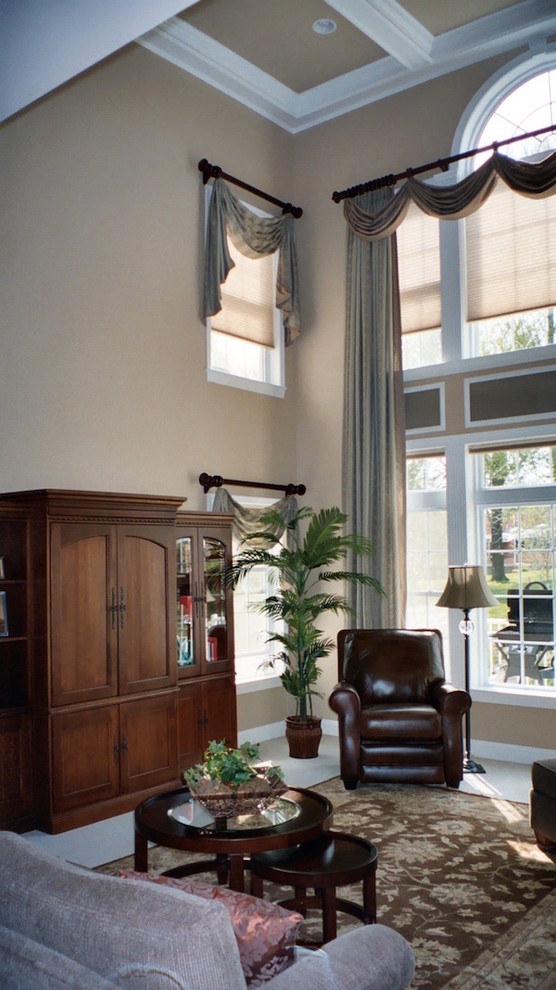 Geräumiges, Offenes Klassisches Wohnzimmer mit beiger Wandfarbe, Teppichboden, Kamin, Kaminumrandung aus Holz und TV-Wand in Philadelphia