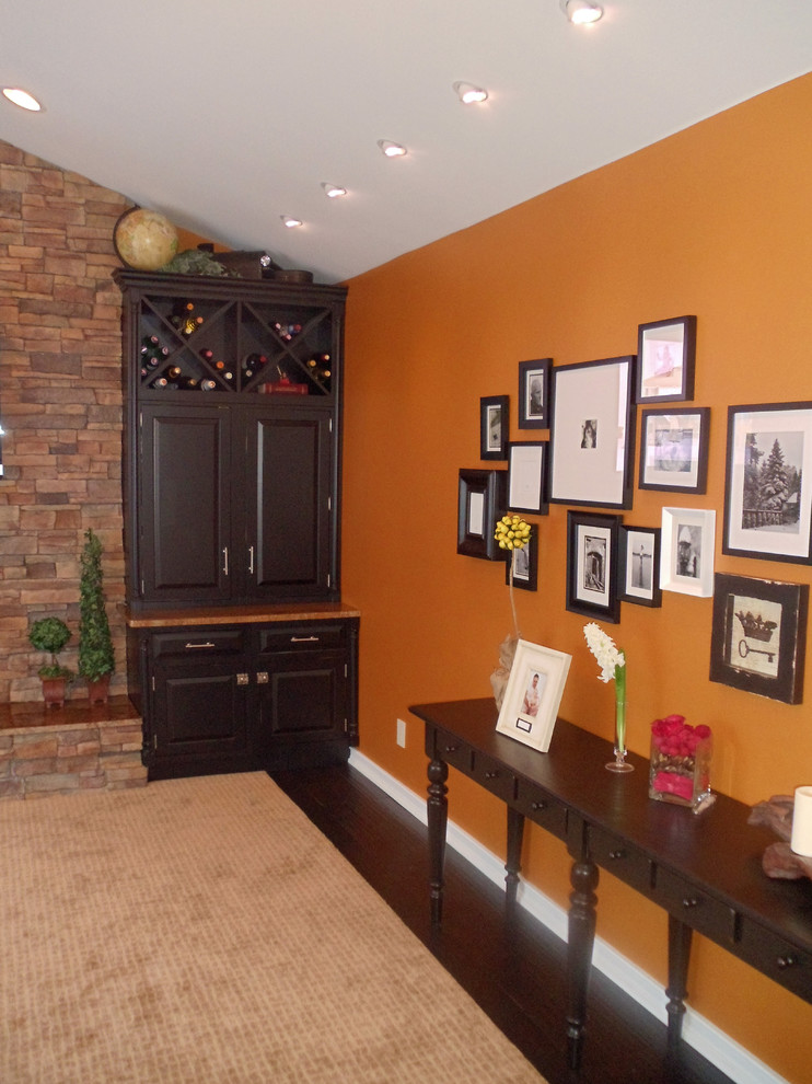 Mittelgroßes, Offenes Klassisches Wohnzimmer mit grauer Wandfarbe, Laminat, gefliester Kaminumrandung und buntem Boden in Phoenix