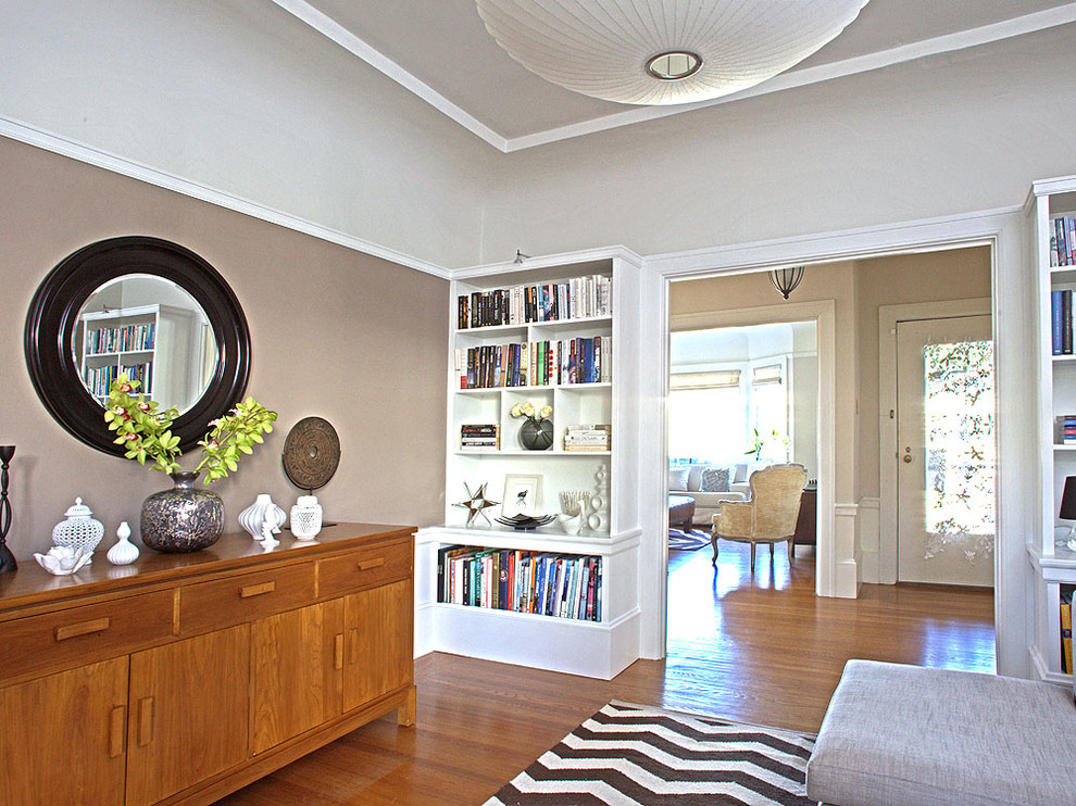 Mittelgroßes Modernes Wohnzimmer mit beiger Wandfarbe und braunem Holzboden in San Francisco