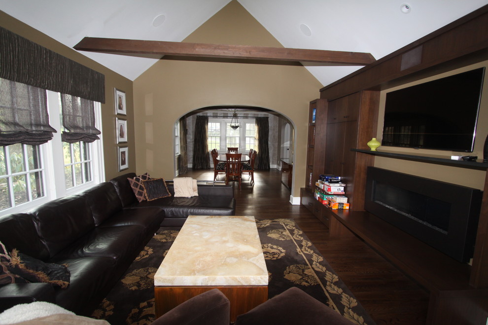 Foto de sala de estar cerrada clásica renovada de tamaño medio sin chimenea con paredes marrones y suelo de madera oscura