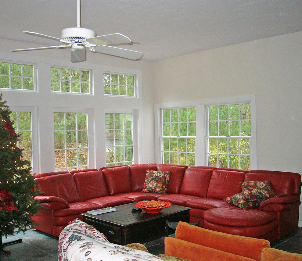 Esempio di un soggiorno classico di medie dimensioni con pareti bianche, pavimento con piastrelle in ceramica e pavimento grigio