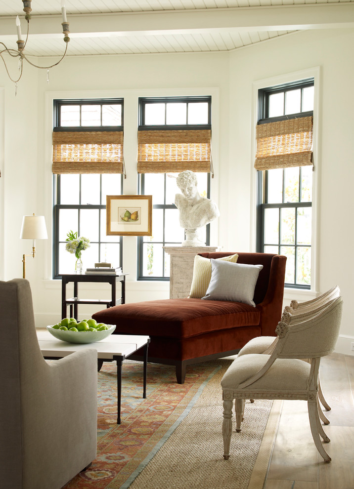 Foto de sala de estar abierta tradicional grande con paredes blancas, suelo de madera clara, televisor colgado en la pared y suelo beige