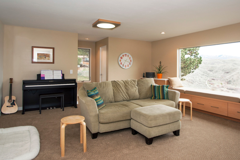 Cette image montre une salle de séjour design de taille moyenne et fermée avec un bar de salon, un mur beige et moquette.