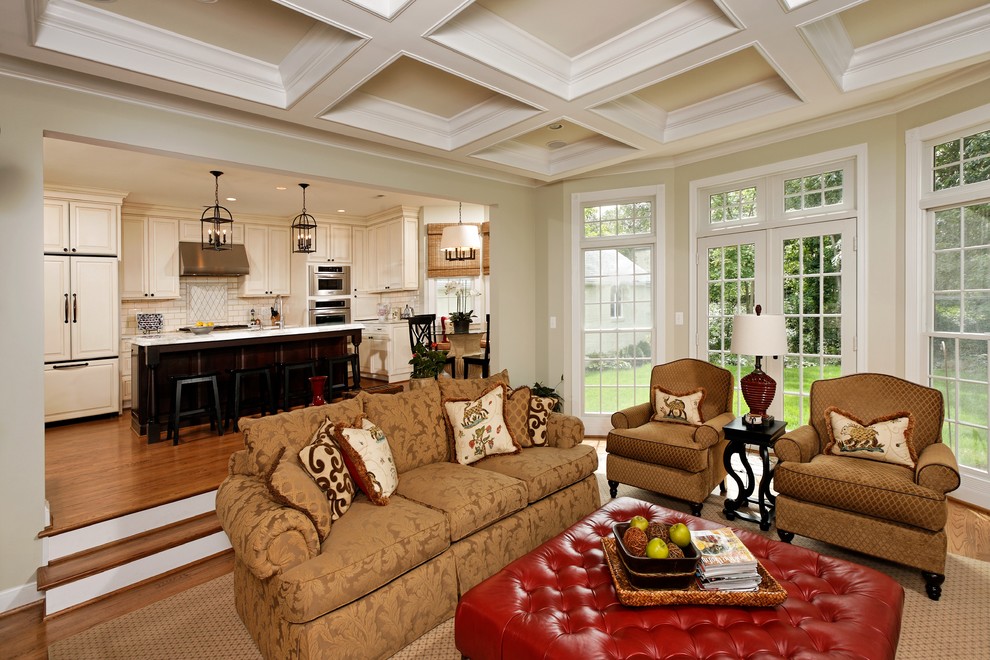 Ispirazione per un soggiorno tradizionale aperto con pareti beige, pavimento in legno massello medio e tappeto