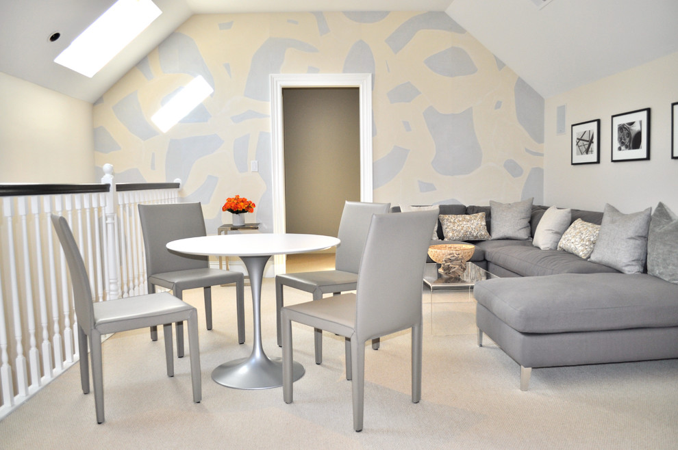 Стильный дизайн: двухуровневая гостиная комната в современном стиле с бежевыми стенами, ковровым покрытием и акцентной стеной - последний тренд