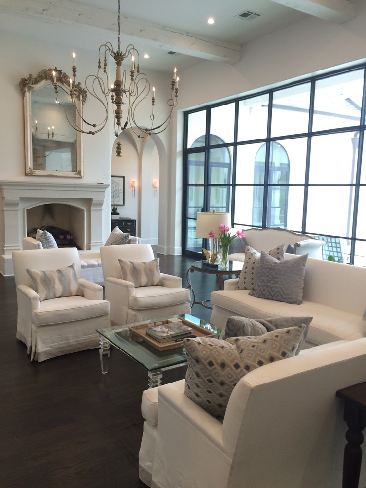Offenes, Geräumiges Klassisches Wohnzimmer mit weißer Wandfarbe, dunklem Holzboden, Kamin und Kaminumrandung aus Stein in Houston