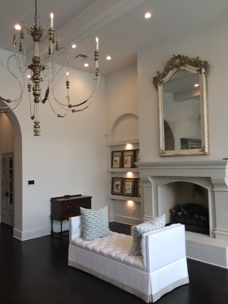 Offenes, Geräumiges Klassisches Wohnzimmer mit weißer Wandfarbe, dunklem Holzboden, Kamin und Kaminumrandung aus Stein in Houston