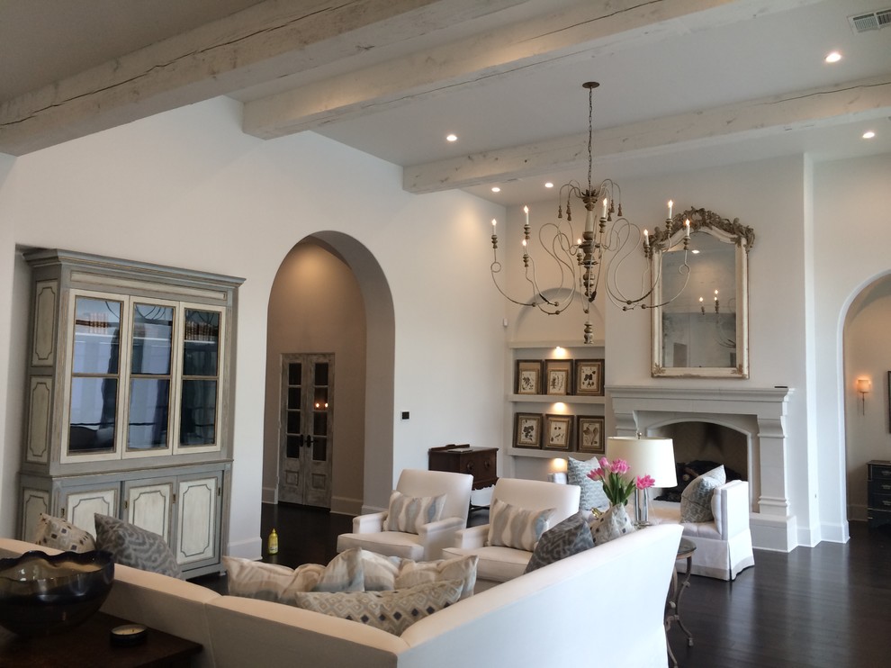Foto de sala de estar abierta tradicional extra grande con paredes blancas, suelo de madera oscura, todas las chimeneas, marco de chimenea de piedra y pared multimedia