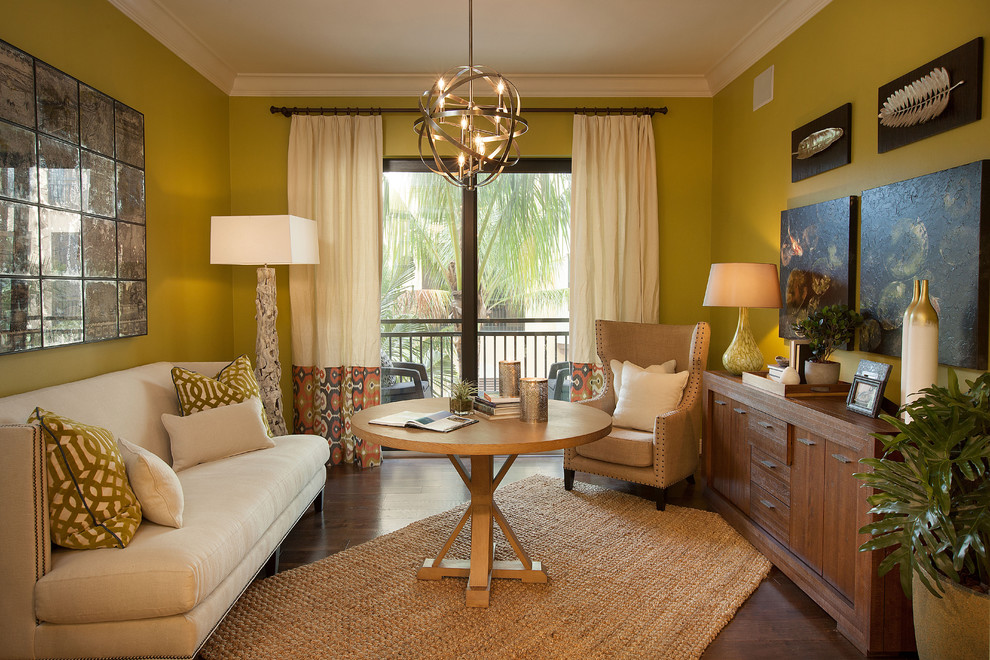 Ispirazione per un soggiorno tradizionale con pareti verdi, parquet scuro e tappeto