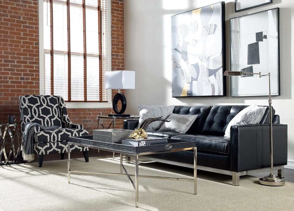 Imagen de sala de estar tradicional renovada de tamaño medio con paredes blancas y suelo de madera oscura