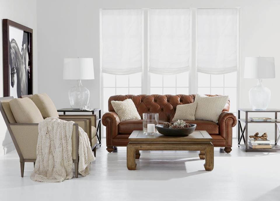 Foto de sala de estar clásica renovada de tamaño medio con paredes blancas, suelo de madera pintada y suelo blanco