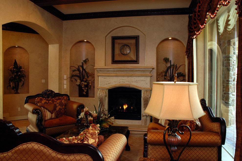На фото: большая открытая гостиная комната в классическом стиле с синими стенами, полом из керамогранита, стандартным камином и скрытым телевизором