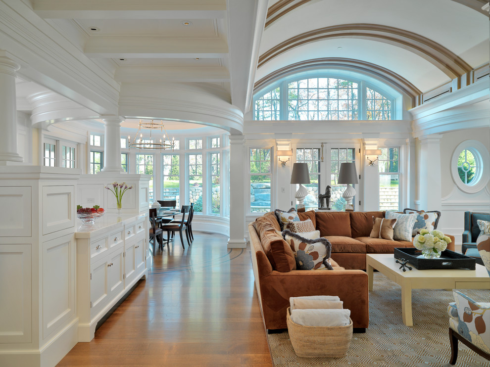 Foto de sala de estar abierta tradicional con paredes blancas y suelo de madera en tonos medios