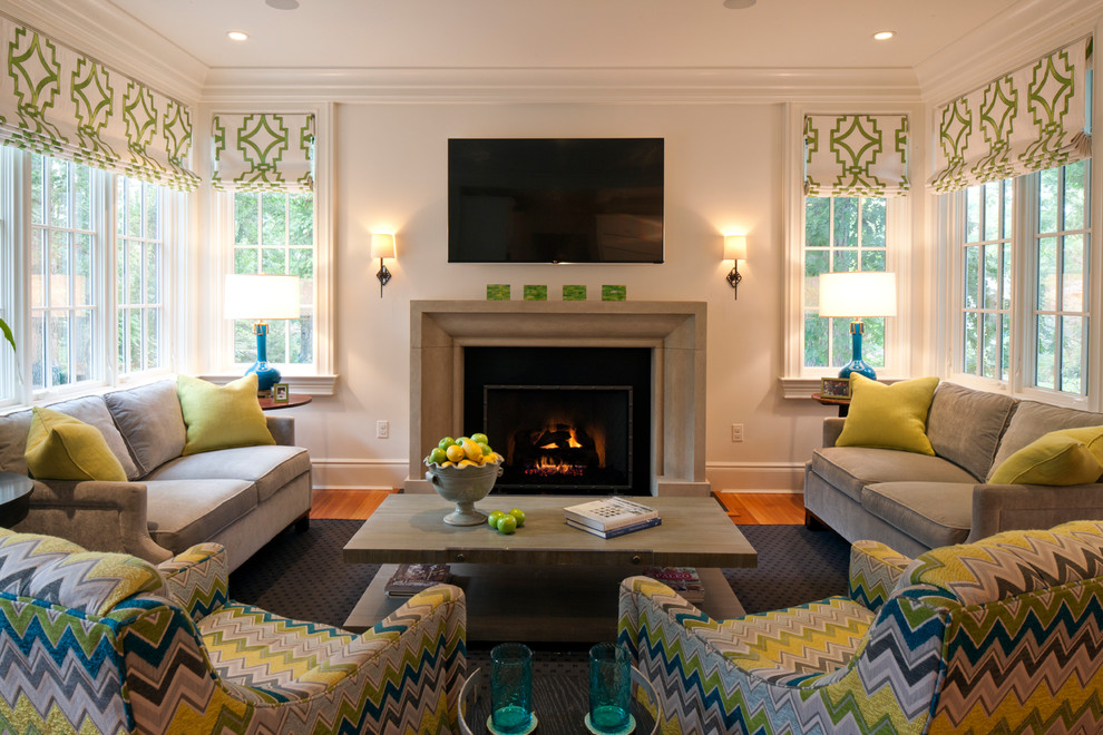 Foto de sala de estar abierta moderna con suelo de madera en tonos medios y paredes blancas