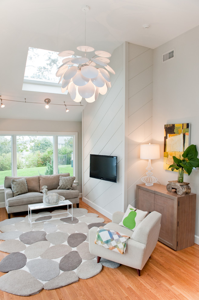 Modernes Wohnzimmer mit weißer Wandfarbe, braunem Holzboden und TV-Wand in Boston