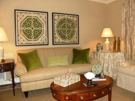 Пример оригинального дизайна: гостиная комната в классическом стиле с бежевыми стенами и ковровым покрытием