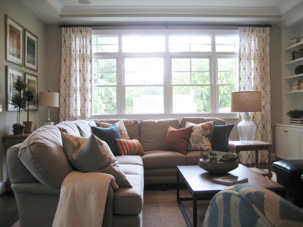 Imagen de sala de estar abierta clásica renovada de tamaño medio con paredes beige, suelo de madera en tonos medios y pared multimedia