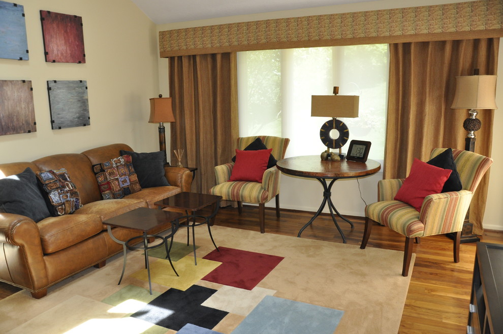 Foto de sala de estar abierta tradicional renovada de tamaño medio con paredes beige, suelo de madera en tonos medios, todas las chimeneas, marco de chimenea de ladrillo y televisor independiente