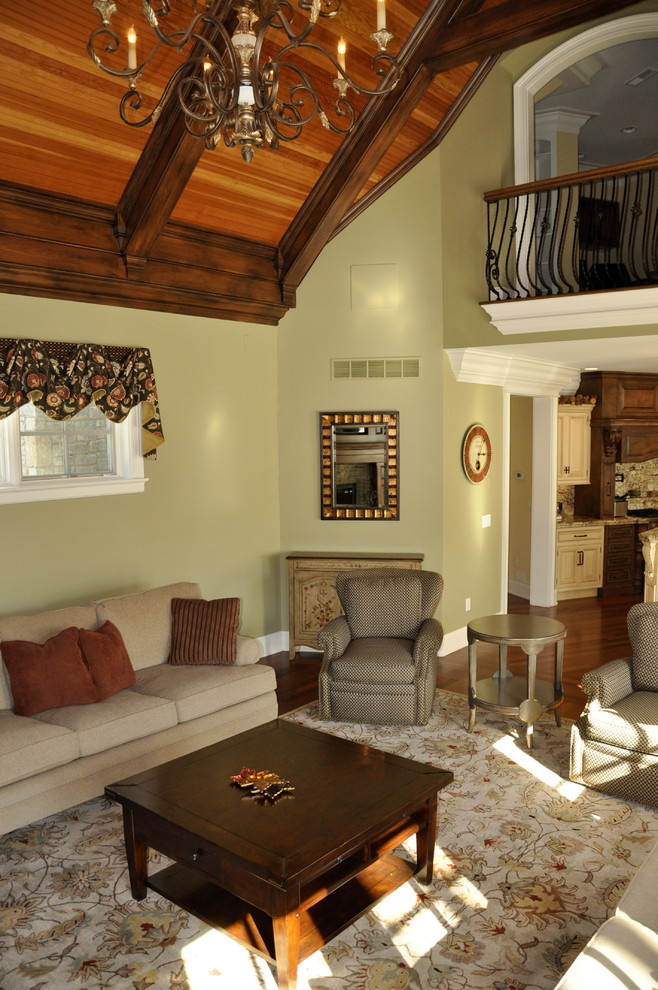 Modelo de sala de estar abierta clásica renovada extra grande con paredes verdes y suelo de madera oscura