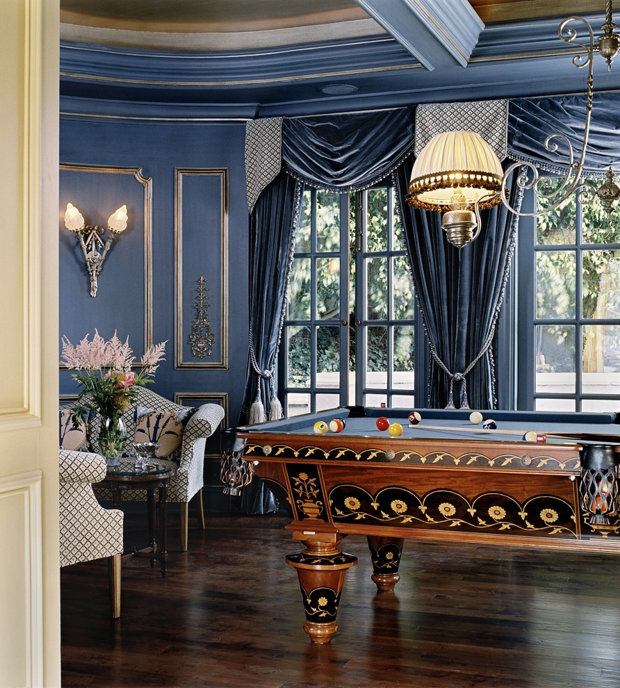 Modelo de sala de estar tradicional con paredes azules y suelo marrón