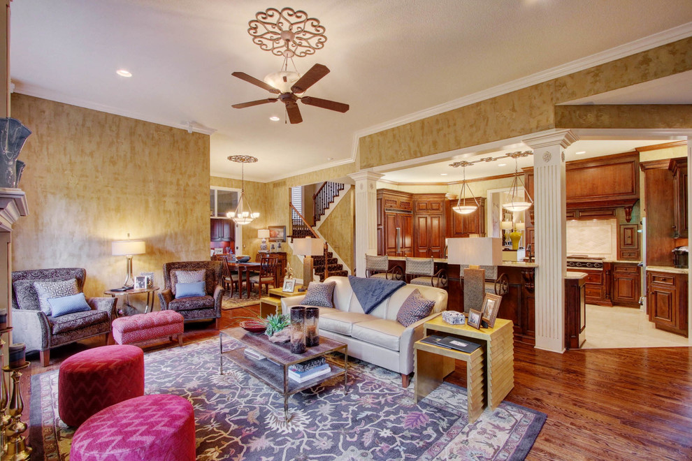 Foto de sala de estar abierta tradicional renovada grande con paredes beige, suelo de madera oscura, todas las chimeneas y marco de chimenea de metal