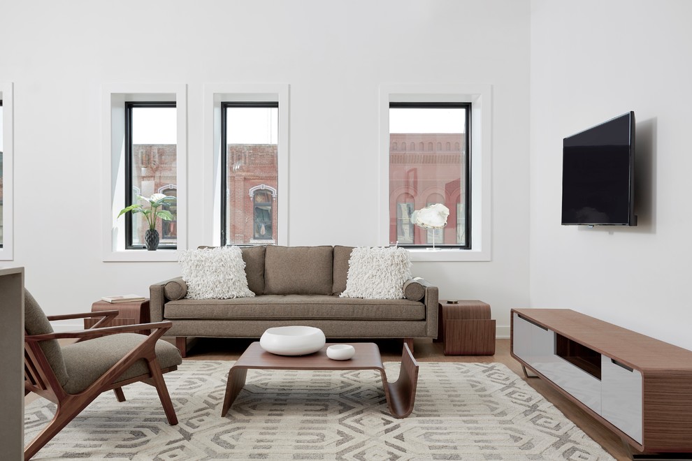 Foto de sala de estar abierta contemporánea grande sin chimenea con paredes blancas, suelo vinílico y televisor colgado en la pared