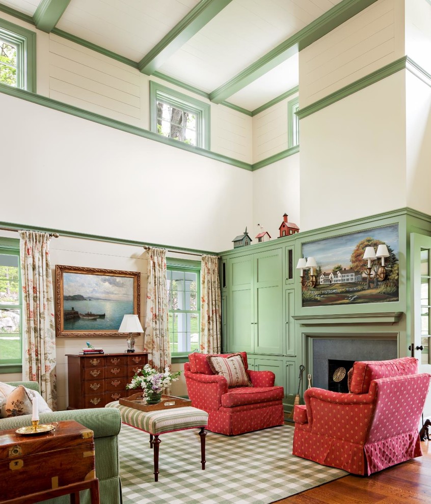 Offenes, Großes Klassisches Wohnzimmer mit beiger Wandfarbe, braunem Holzboden, Kamin, Kaminumrandung aus Beton und braunem Boden in New York
