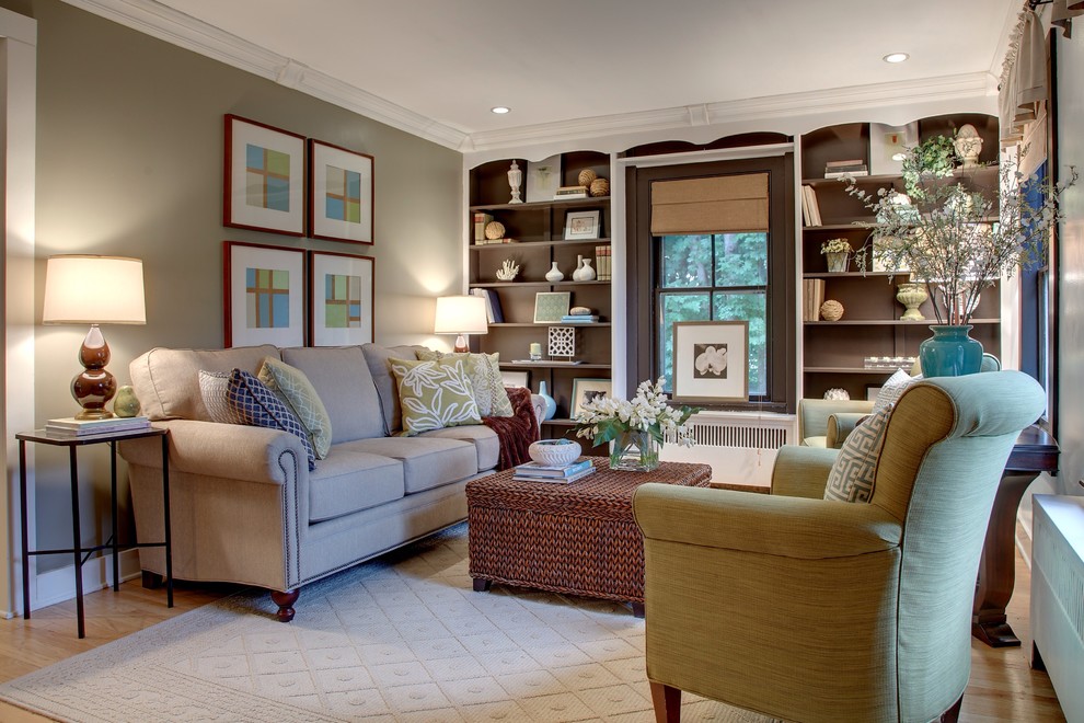 Esempio di un soggiorno classico con pareti beige e parquet chiaro