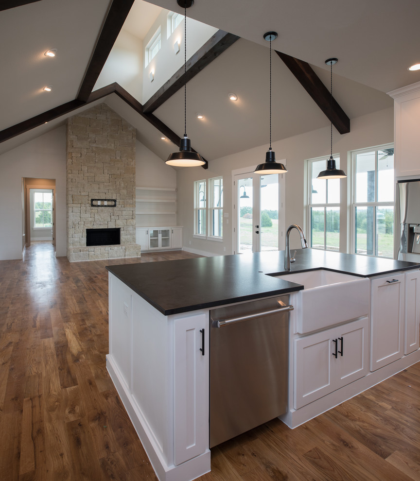 Mid-sized country medium tone wood floor and brown floor kitchen photo in Dallas