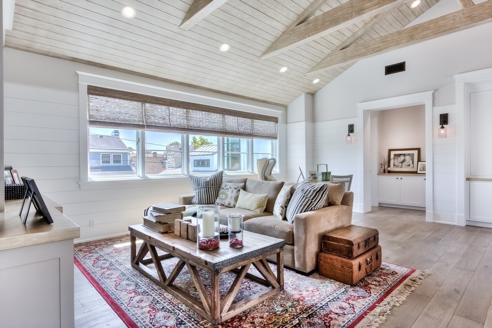 Landhaus Wohnzimmer mit grauer Wandfarbe und braunem Holzboden in Orange County