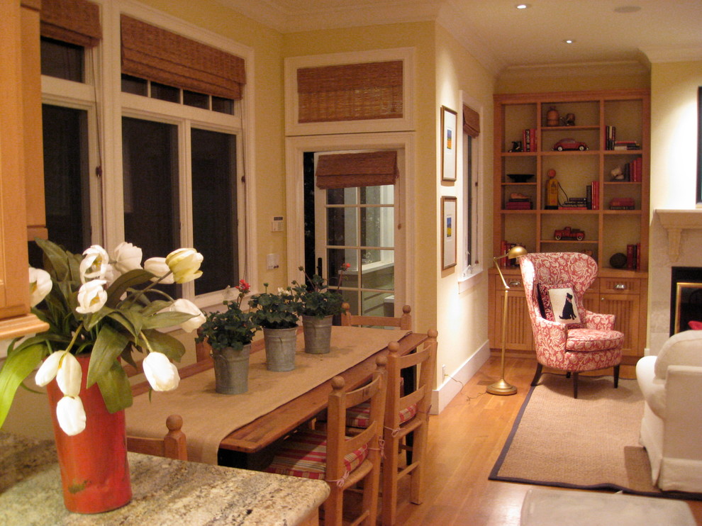 Diseño de sala de estar abierta campestre de tamaño medio con paredes amarillas y suelo de madera en tonos medios