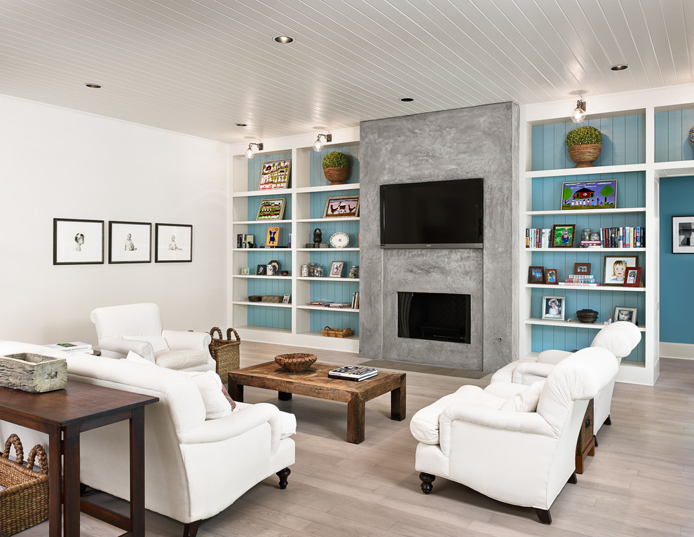 Diseño de sala de estar campestre con suelo de madera clara, chimenea lineal, marco de chimenea de hormigón, televisor colgado en la pared y paredes multicolor