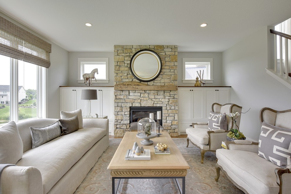 Diseño de sala de estar de estilo de casa de campo con todas las chimeneas, marco de chimenea de piedra y televisor retractable
