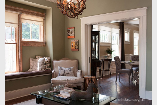 Imagen de sala de estar cerrada campestre de tamaño medio con paredes verdes, suelo de madera en tonos medios y televisor independiente