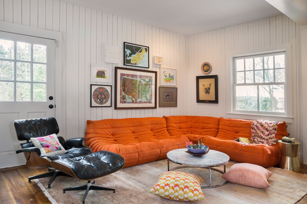 Idee per un grande soggiorno moderno chiuso con pareti bianche, pavimento in legno massello medio e pavimento marrone