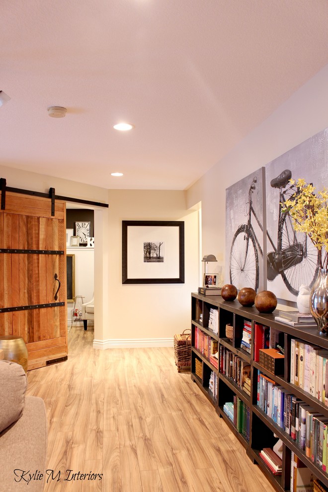 Mittelgroßes, Abgetrenntes Klassisches Wohnzimmer mit gelber Wandfarbe, hellem Holzboden, Kamin, Kaminumrandung aus Stein und freistehendem TV in Vancouver